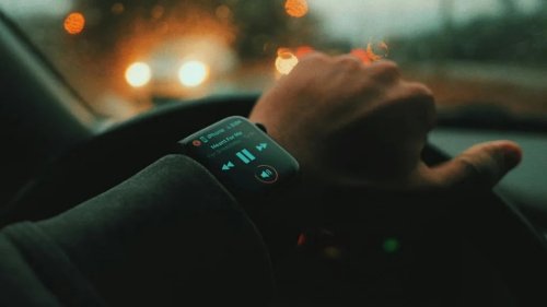 You Risk a Massive Fine in the UK if You Wear a Smartwatch While Driving