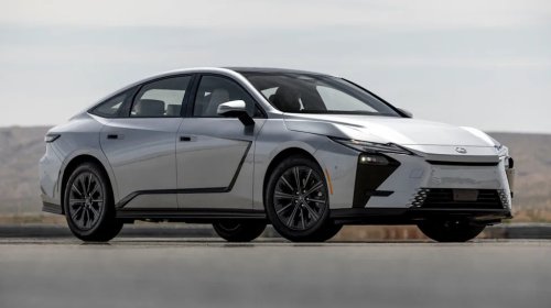 Tested: The Lexus ES 350h Hybrid Wonders What the Big Hurry Is
