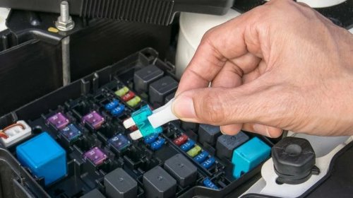 Here's How To Tell If Your Car Has A Blown Fuse, And Can You Still Drive With One?