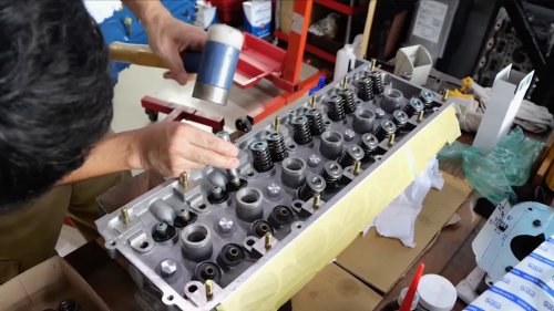 Please Enjoy This Japanese Racing Shop Building an Engine