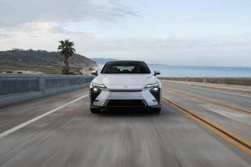 For 2026, Lexus Reinvented the ES Hybrid Without Abandoning Its Core Qualities