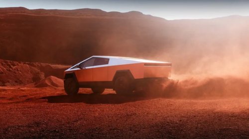Toyota, Cybertruck, A Toyota Sienna Mom Car Just Rescued a Stuck Cybertruck From the Beach, and It's the Most Satisfying Video of the Year