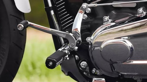 Mid-Controls Vs. Forward Motorcycle Controls: Which Type Is Better For Handling?