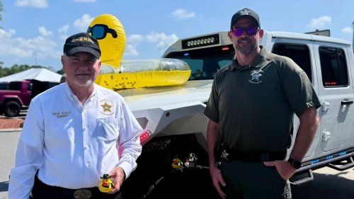Florida Sheriff Joins Jeep Show and Takes Part in a Tradition Only Jeep Owners Understand