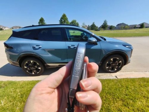 The 2026 Kia Sportage Hybrid Delivers High-End Looks and 35 MPG Without the Luxury Price