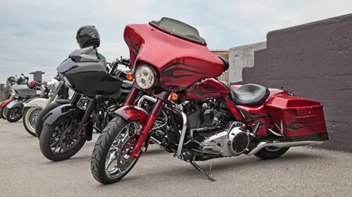 Harley Davidson Street Glide Vs. Road Glide: What's The Difference?
