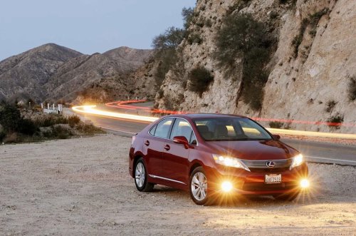 This Luxury Hybrid Cost $10,000 More Than a Prius and Got 15 MPG Less