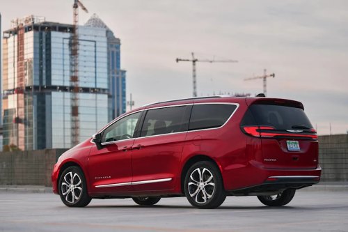 Toyota, Chrysler, Kia, Kia Carnival, Toyota Sienna Vs. Chrysler Pacifica Hybrid Vs. Kia Carnival: Which One Is The Most Fuel Efficient? There's One Clear Winner