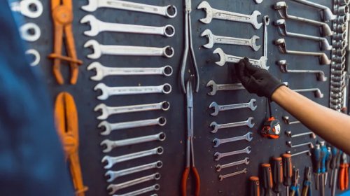 7 Tools To Always Bring On A Road Trip (And 3 To Leave At Home)