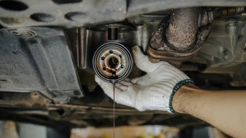 Why Do Some Mechanics Taste Engine Oil And Is It Actually Safe?
