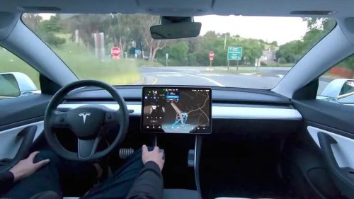 Tesla, Tesla CEO Musk Expects Expansion of Self-Driving Cars Without Monitors in 2026
