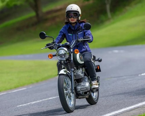 Kawasaki’s Affordable, Rider-Friendly New Retro Moto Reminds Us to Bet on Black