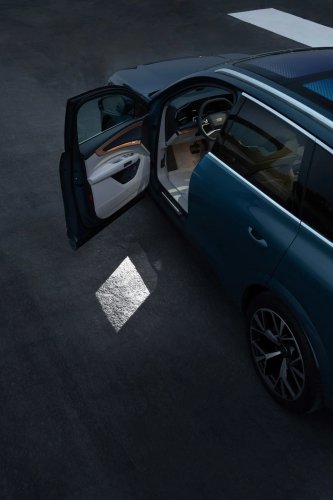 See Exterior Pics of the 2027 Audi Q7