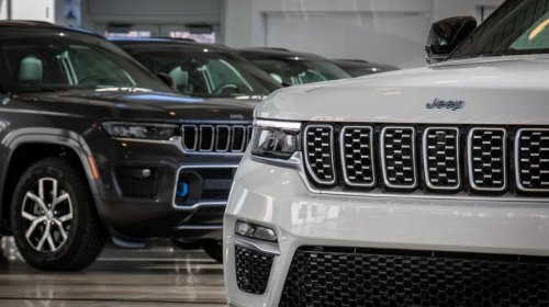 Jeep, Jeep Cherokee, Jeep Grand Cherokee, 'Creates A Road Hazard': Jeep Recalls Nearly 400K Grand Cherokee SUVs