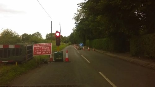 This Is What UK Drivers Have To Do if Temporary Traffic Lights Don't Change From Red