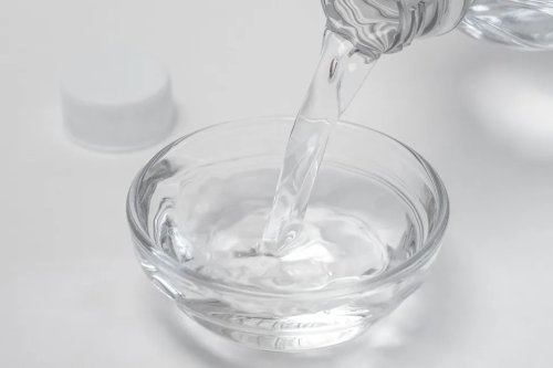 Can You Use White Vinegar to Clean a Car Windshield? Auto Experts Weigh In