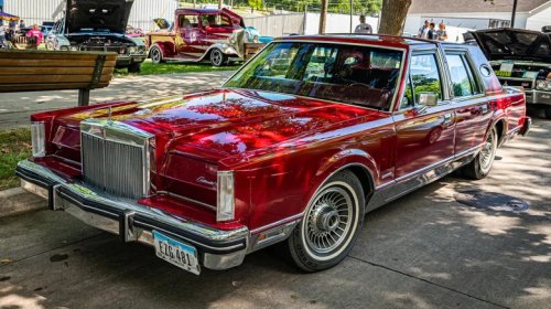 5 Legendary Body-On-Frame Cars Built On The Ford Panther Platform
