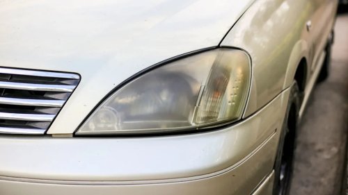 How to clear cloudy headlights with toothpaste — and the step you can't skip