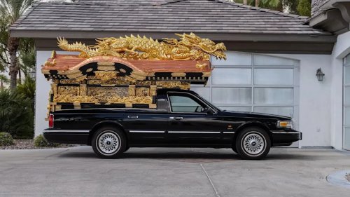 Lincoln, This Lincoln Town Car Hearse Has A Massive Golden Dragon On Its Roof... And It Could Be Yours