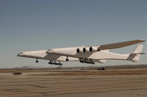 Porsche, Porsche Cayenne, Watch a Porsche Cayenne Electric Keep Pace With the World's Largest Flying Plane