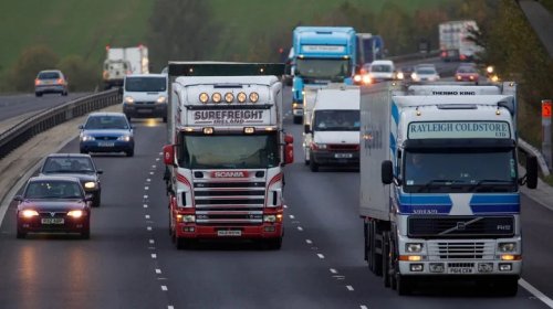Here's Why Semi-Truck Drivers Will Flash Their Lights
