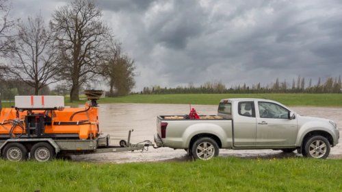 Should You Cross Your Trailer Chains While Towing?