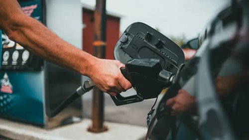 A Mechanic Was Warned We Should Stop Pumping Gas When the Handle Clicks Off
