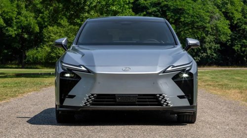 Tested: The Lexus ES500e Isn’t Built for Speed, Which Is Why We Love It