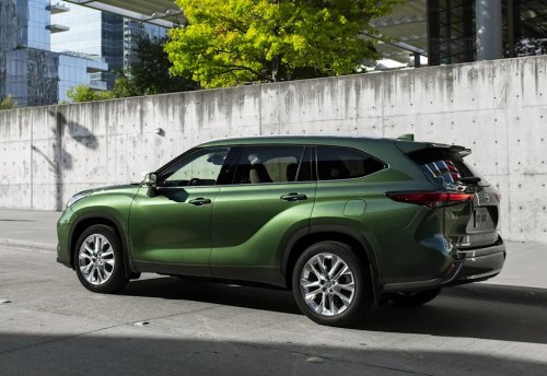 Toyota, I Drove the 2026 Toyota Highlander. Should You Get One Before It Turns Electric?