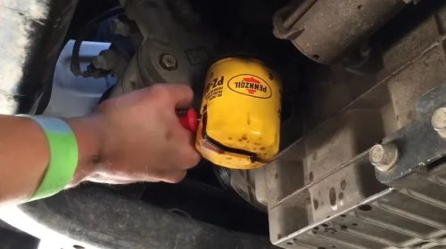 This Viral Trick To Remove A Stuck Oil Filter Works, But Here's Why We'd Still Do It The Right Way