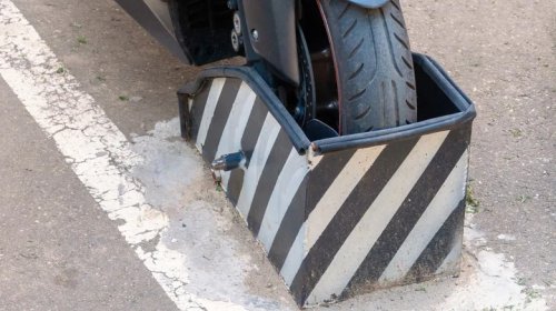 No Wheel Chock? Here's How To Tie Down A Motorcycle To A Trailer In A Pinch
