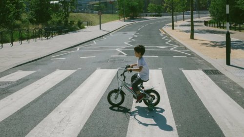 Why Do Roads In England Have Zig-Zag Lines?