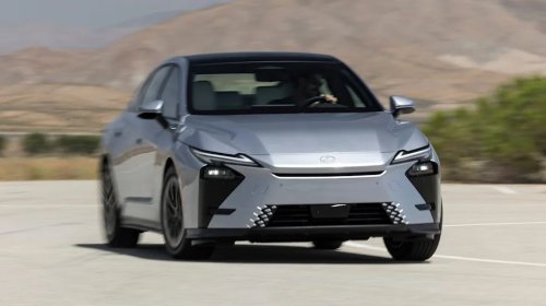 Tested: The Lexus ES 350h Hybrid Wonders What the Big Hurry Is
