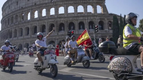 That's Amore: Thousands Rally In Rome On Two Wheels For Vespa's 80th Anniversary