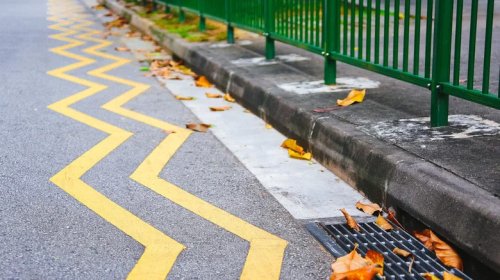 Why Do Roads In England Have Zig-Zag Lines?