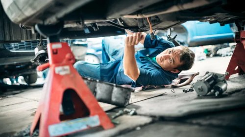 Hydraulic Vs. Screw Jacks: What's The Difference Between These Mechanic Tools?