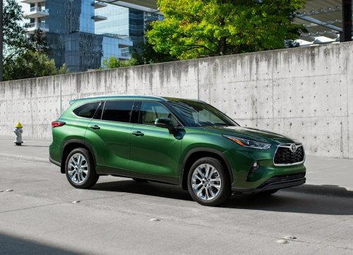 Toyota, I Drove the 2026 Toyota Highlander. Should You Get One Before It Turns Electric?