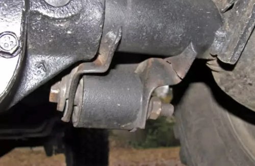 Fixing a Torn ZJ Axle Bracket With Ratchet Straps on Trail