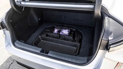 Tested: The Lexus ES 350h Hybrid Wonders What the Big Hurry Is