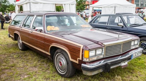 5 Legendary Body-On-Frame Cars Built On The Ford Panther Platform