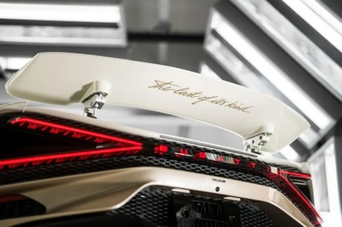 Bugatti, Bugatti's Final W16 Mistral Has Paint Called 'Sparkle' And A Falcon Head Sculpture In The Shifter