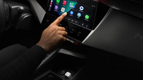 This tiny gadget turns your CarPay or Android Auto wireless – without upgrading your car