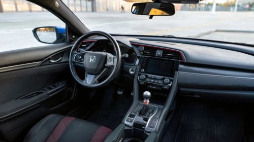 4 Driving Skills A Manual Car Teaches You That An Automatic Won't