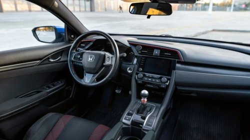 4 Driving Skills A Manual Car Teaches You That An Automatic Won't