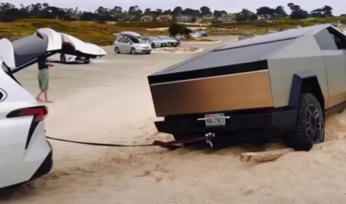 Toyota, Cybertruck, A Toyota Sienna Mom Car Just Rescued a Stuck Cybertruck From the Beach, and It's the Most Satisfying Video of the Year