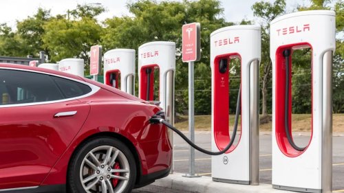 Rivian, A Rivian Owner Showed Up With Spare Adapters and Saved Stranded EV Drivers — Because the CCS Chargers Were All Dead