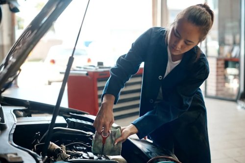 In Kentucky, women gather at a DIY garage to master oil changes as repair costs soar