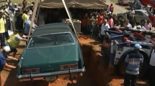 Chevrolet, Chevrolet Corvette, It Took A Crane And Several Cemetery Plots To Bury A Man Inside His Chevrolet Corvette