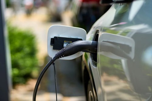 Chevrolet gives EV buyers free dealership charging as Peru's plug-in boom accelerates