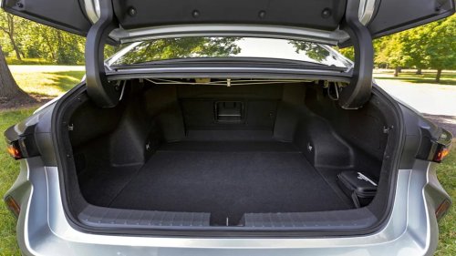 Tested: The Lexus ES500e Isn’t Built for Speed, Which Is Why We Love It